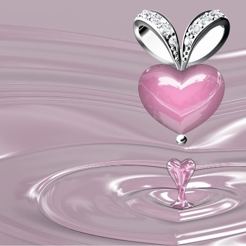 un pendentif de quartz rose placé sur le coeur pour attirer l'amour